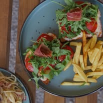 Platillo con tostadas y papas