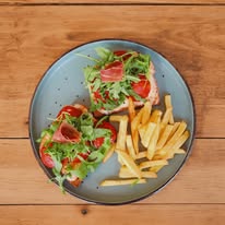 Tostadas y papas fritas