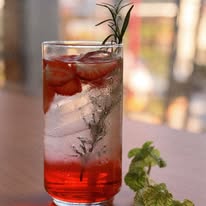 Bebida roja con romero